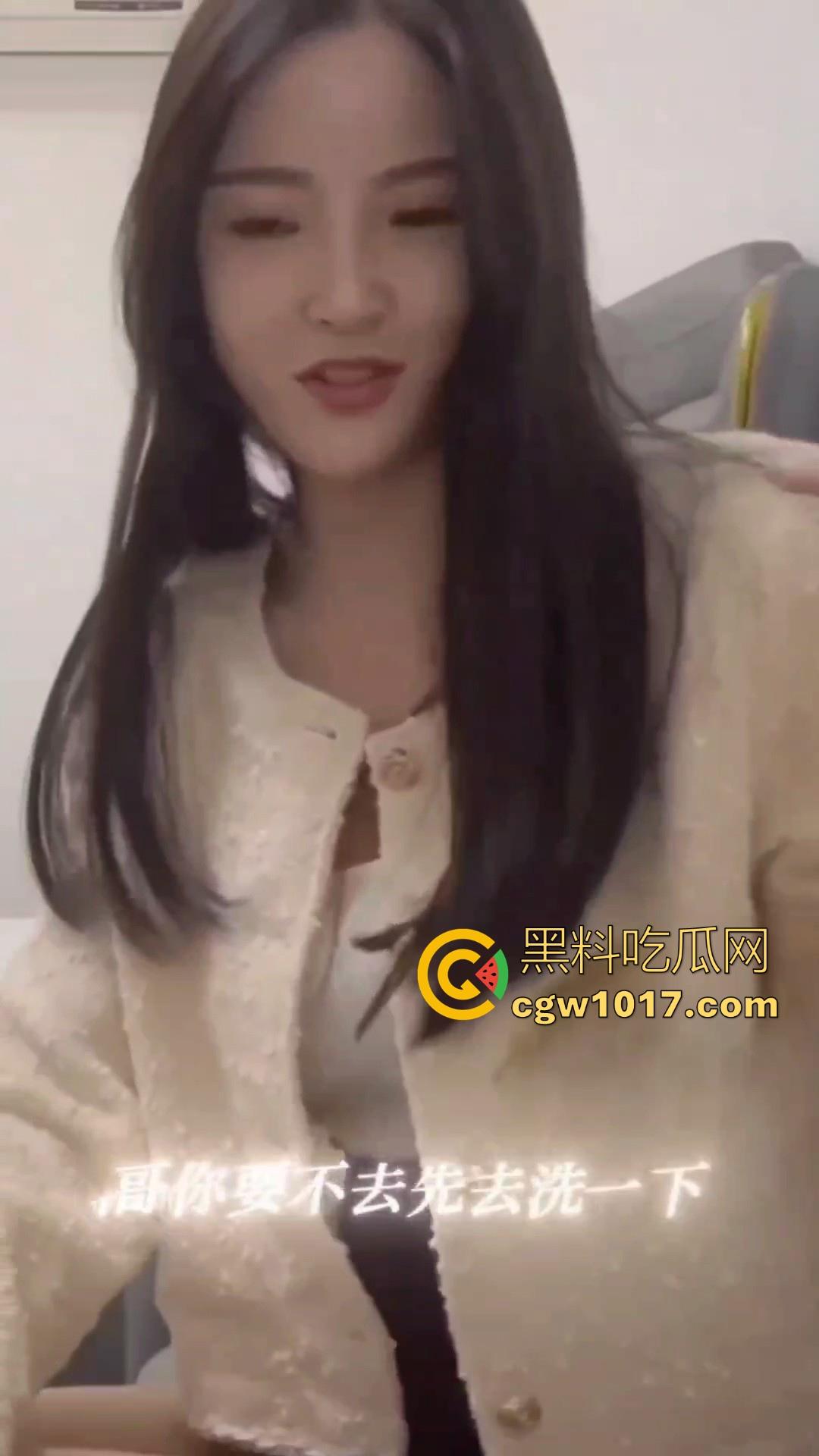 她还爱着她男朋友的对吗？深夜点高颜值学生妹，脱衣前先打电话哄男友睡觉后干正事，这就是爱情！-4