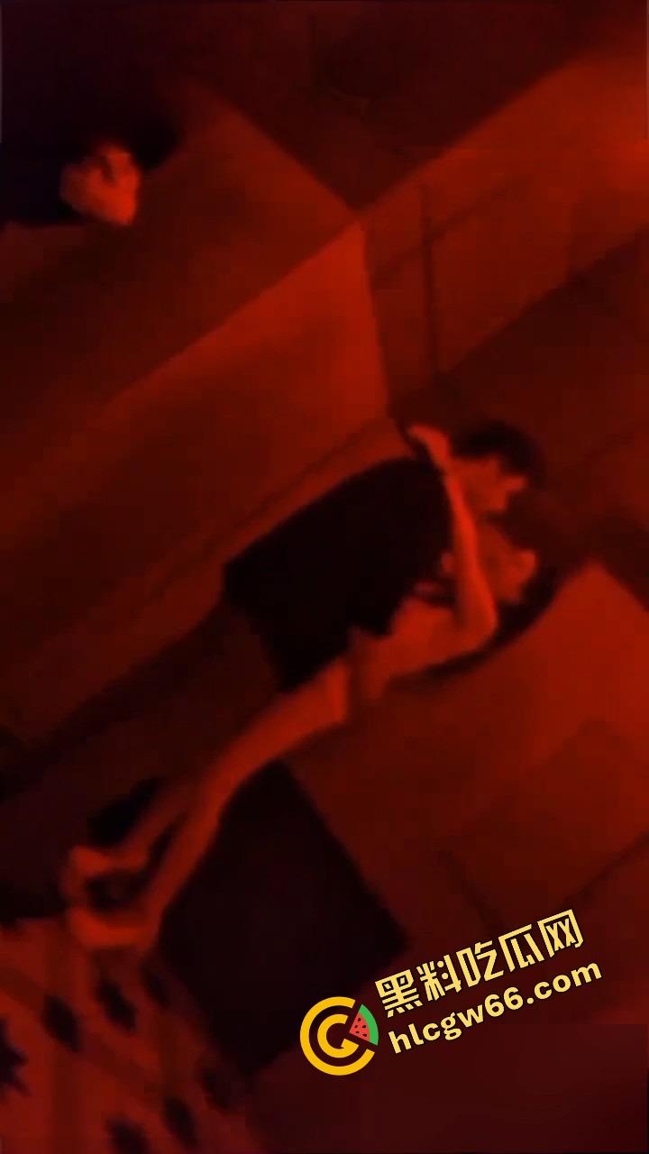 十块钱能干嘛？能买两根雪糕，也能直接揉奶抠逼！莎莎舞厅现场曝光骚货排队等你摸！