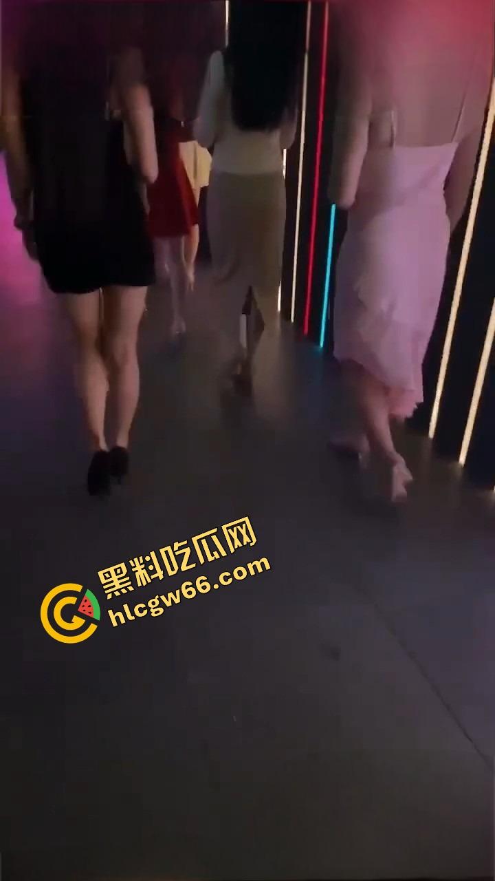 十块钱能干嘛？能买两根雪糕，也能直接揉奶抠逼！莎莎舞厅现场曝光骚货排队等你摸！-3