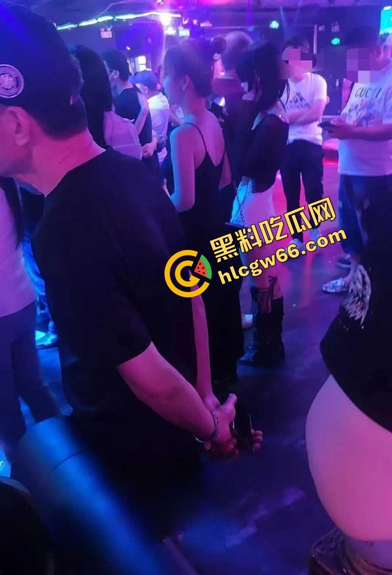十块钱能干嘛？能买两根雪糕，也能直接揉奶抠逼！莎莎舞厅现场曝光骚货排队等你摸！-8