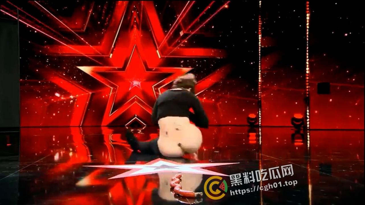 德国真人秀 少妇表演骚穴吸香肠 这么长全都吸进去了 老外太会整活了-5