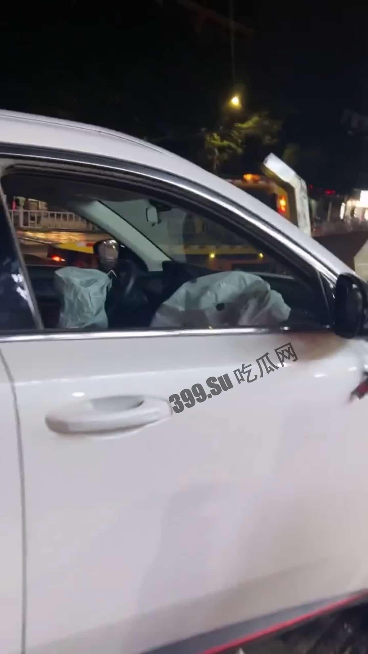 5月5日凌晨，广西玉林陆川新公园路口，一辆汽车突然冲向宵夜摊人群，撞伤4人，路口2个，宵夜摊2个，一人伤势严重，肚子都破开了。司机想逃，被众人拉回来，躺地上，不知是否酒驾 #车祸-3