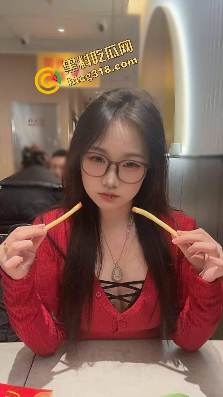 谁能想到吃个瓦匠烤鱼都能碰到厕所操逼,外面收瓶子里面打桩啪啪声盖过店里音乐,骚货一声不吭!-2