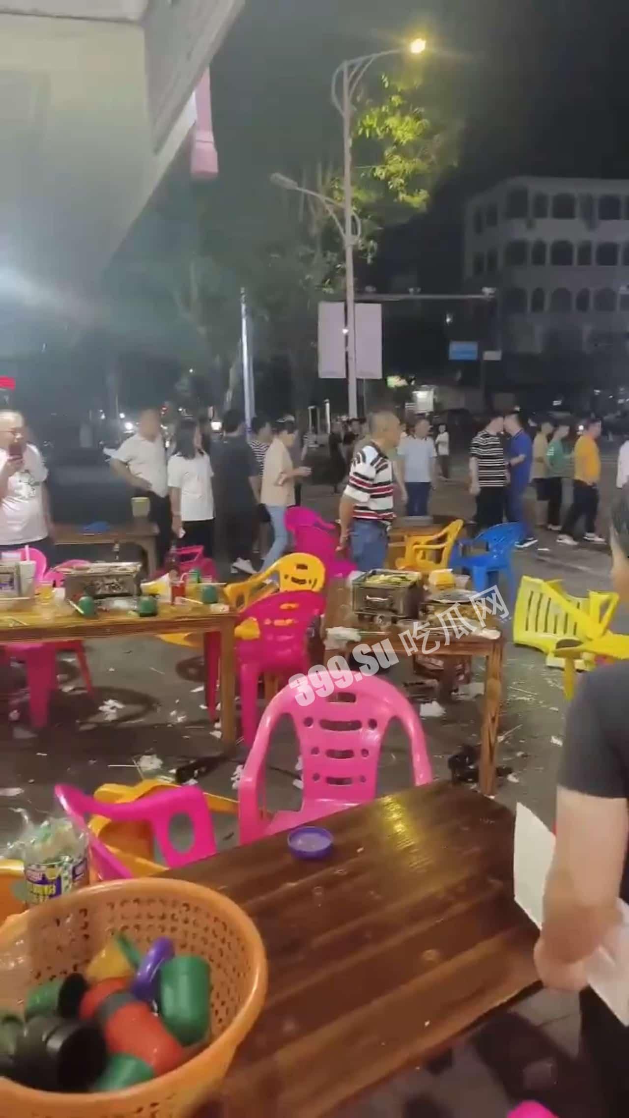 5月5日凌晨，广西玉林陆川新公园路口，一辆汽车突然冲向宵夜摊人群，撞伤4人，路口2个，宵夜摊2个，一人伤势严重，肚子都破开了。司机想逃，被众人拉回来，躺地上，不知是否酒驾 #车祸-6