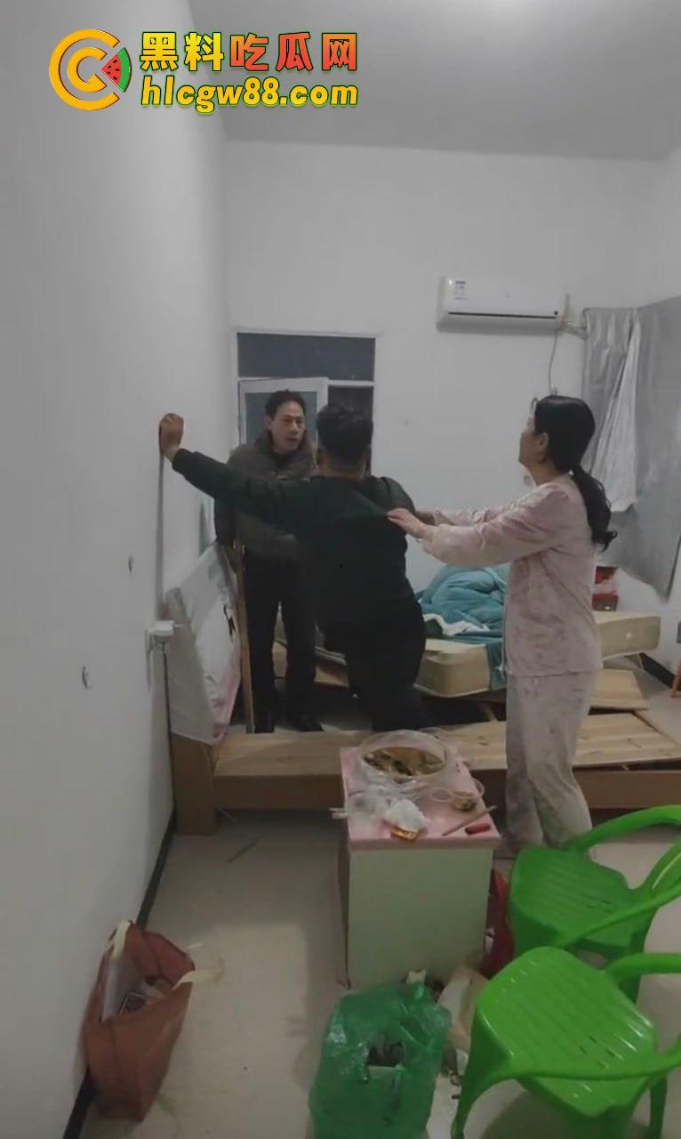 福建老哥偷情被捉奸,钻床底躲猫猫?老公带兄弟围剿,藏得了一时藏不了一世!-7