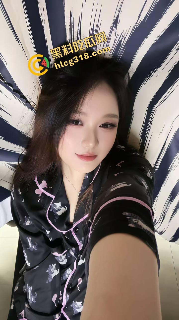 谁能想到吃个瓦匠烤鱼都能碰到厕所操逼,外面收瓶子里面打桩啪啪声盖过店里音乐,骚货一声不吭!-4