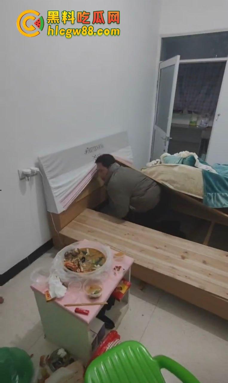 福建老哥偷情被捉奸,钻床底躲猫猫?老公带兄弟围剿,藏得了一时藏不了一世!-8