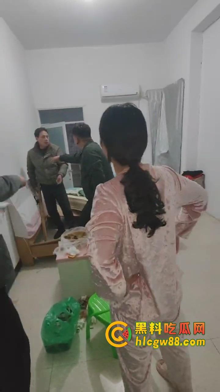 福建老哥偷情被捉奸,钻床底躲猫猫?老公带兄弟围剿,藏得了一时藏不了一世!-12