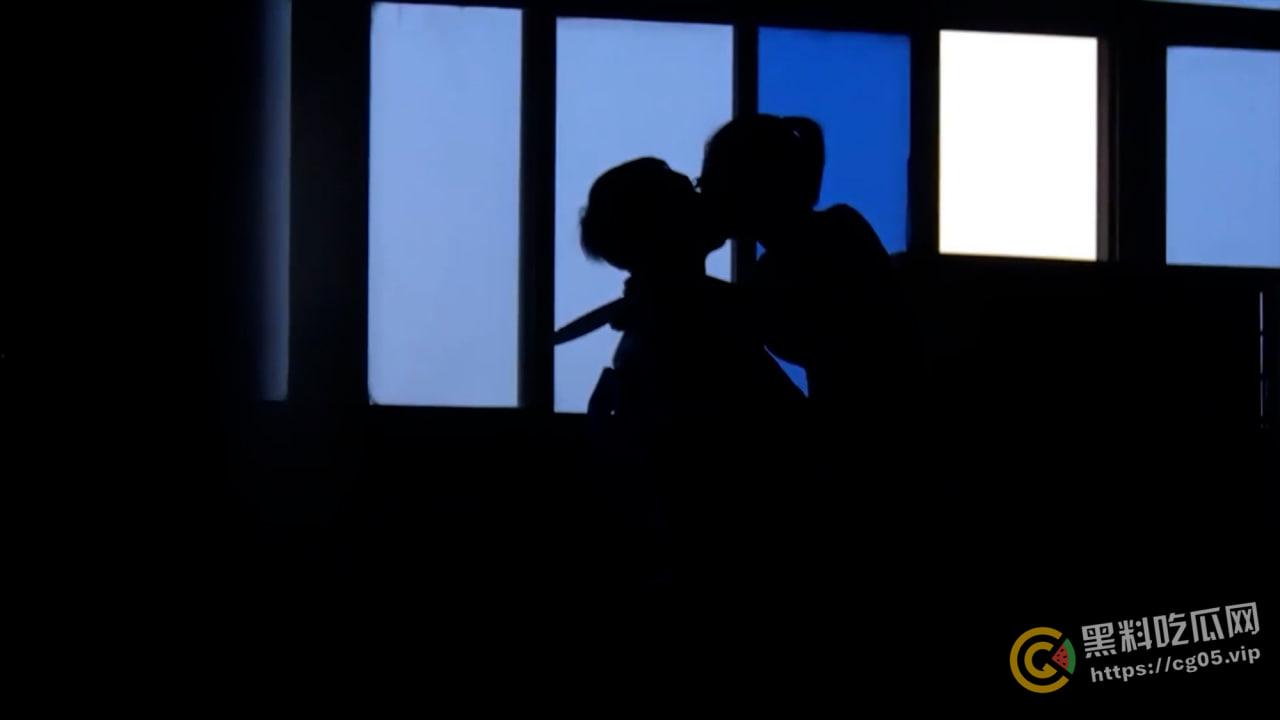 广州某高中学生在没人的教师做爱 被同学手机偷拍 日完还检查内裤 只是小伙子有点快啊