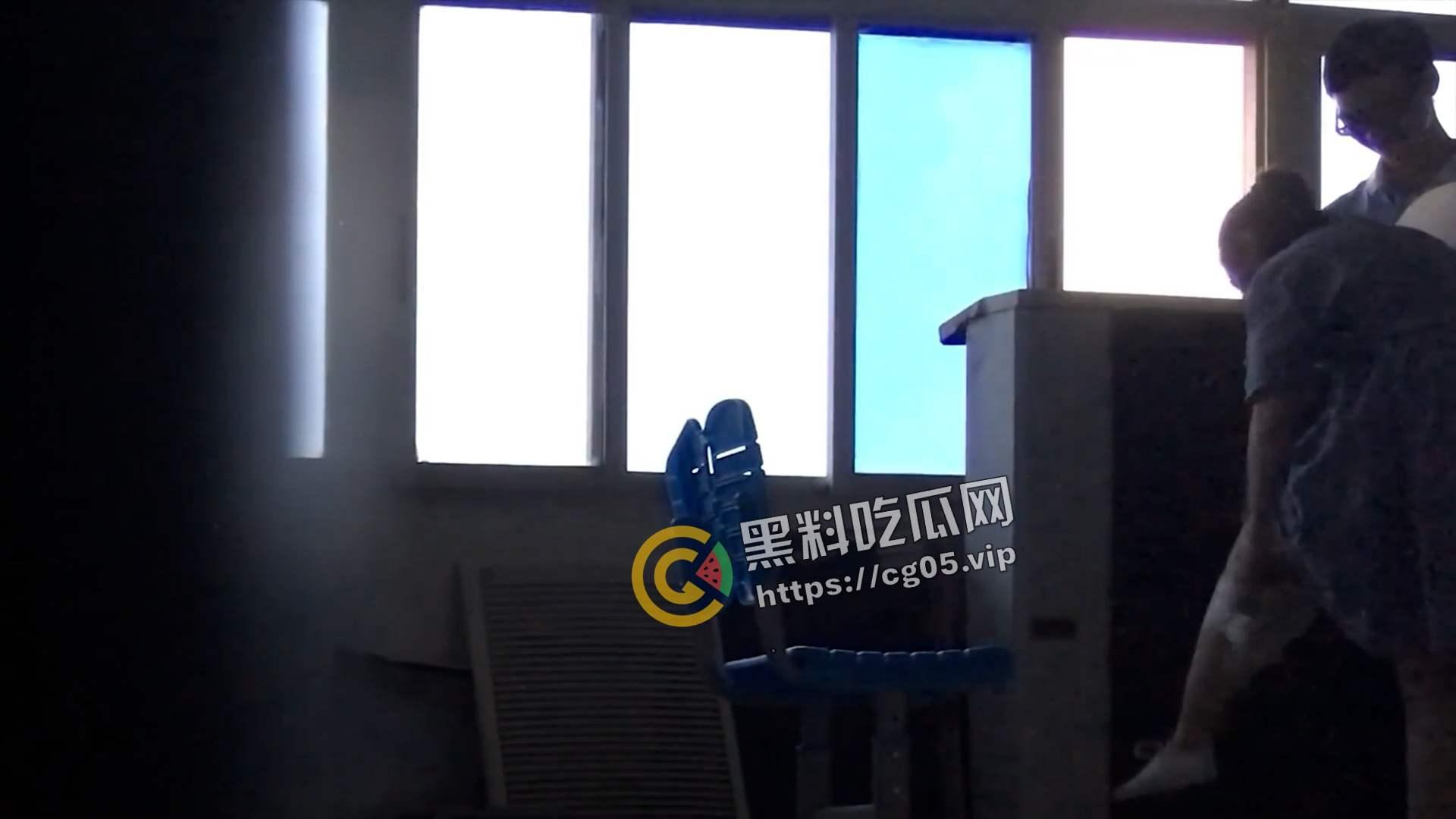 广州某高中学生在没人的教师做爱 被同学手机偷拍 日完还检查内裤 只是小伙子有点快啊-8