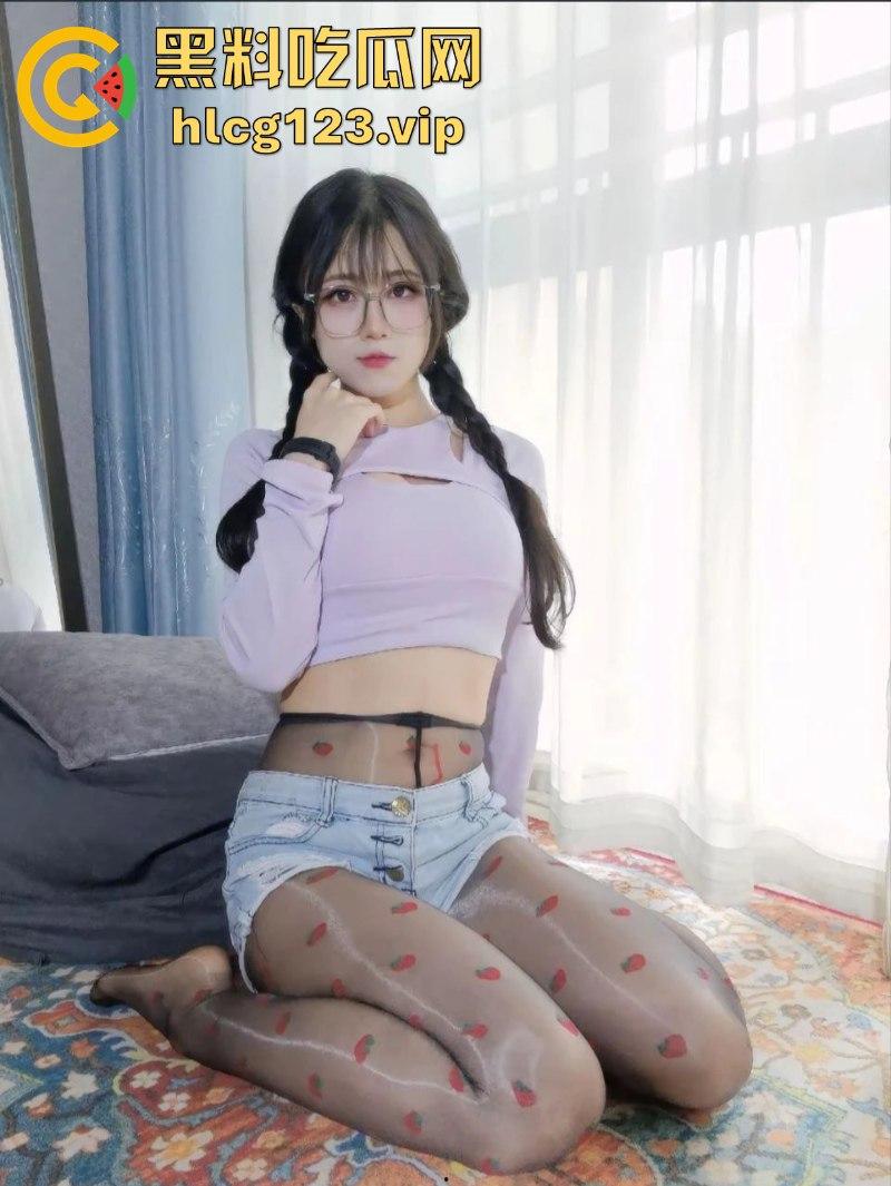 B站擦边女神【M桃花匠】丝袜高跟美腿抚摸 小穴阴毛一览无遗 连放尿自拍都安排上了！-5