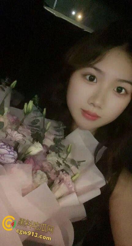 18岁小妹妹为坐小米su7,拍照发朋友圈装B,不穿内裤就出来了,老哥顺水推舟吃饭乱摸,开房爆操嫩逼!-6