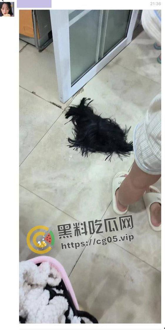 河北师范大学男生假扮女生进澡堂偷拍被抓 送警  大男人被几个女人压制住 现场画面曝光