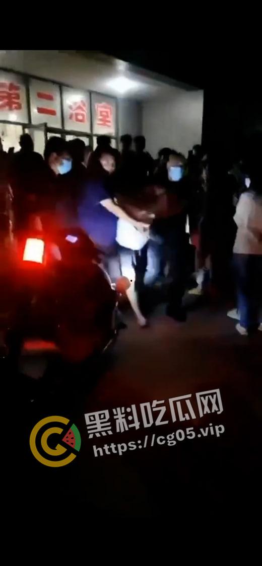 河北师范大学男生假扮女生进澡堂偷拍被抓 送警 大男人被几个女人压制住 现场画面曝光-6