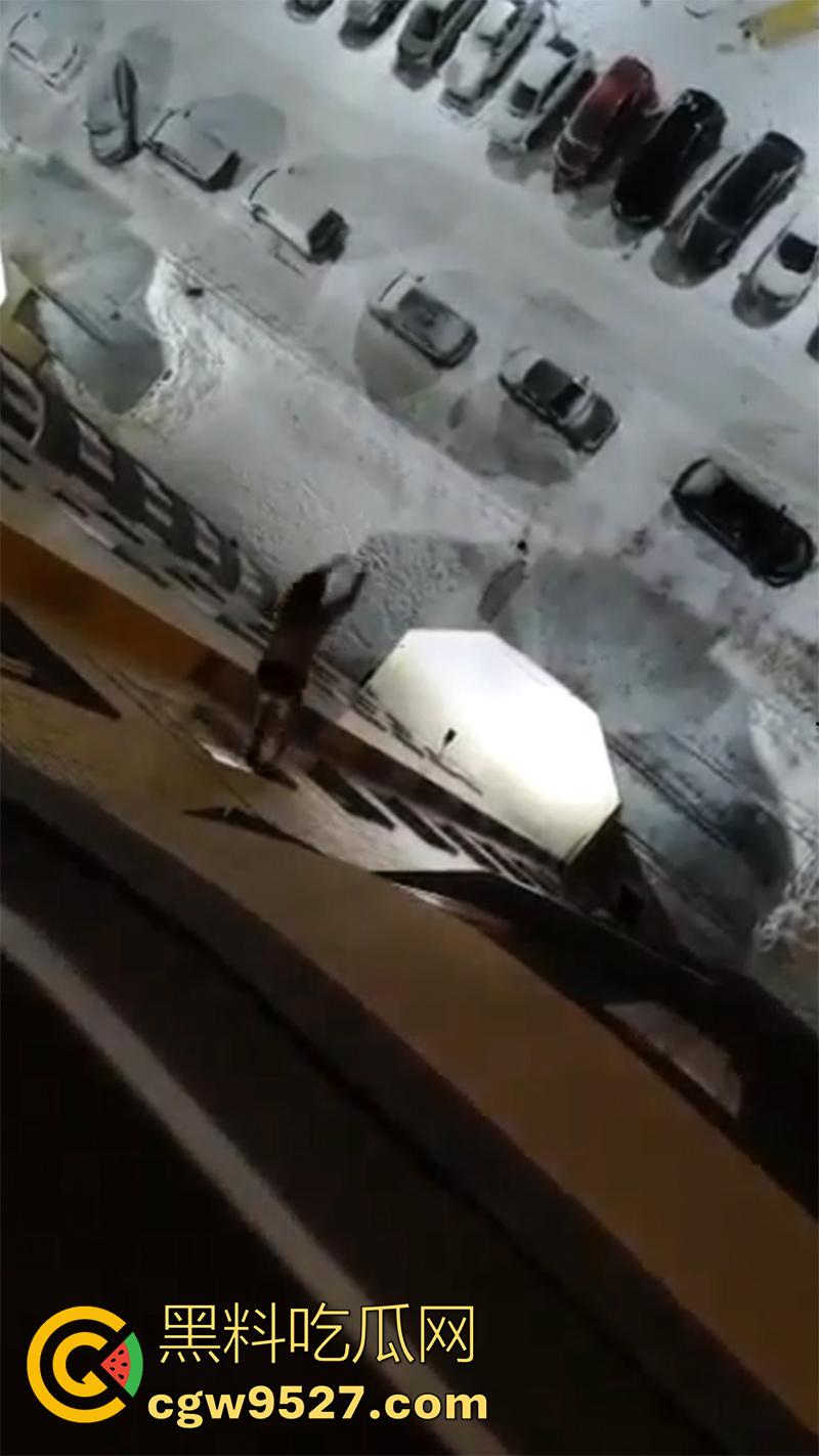 俄罗斯男子吸毒出幻觉,以为自己是超人,说什么都要飞出去,结果起飞失败当场殒命!-2