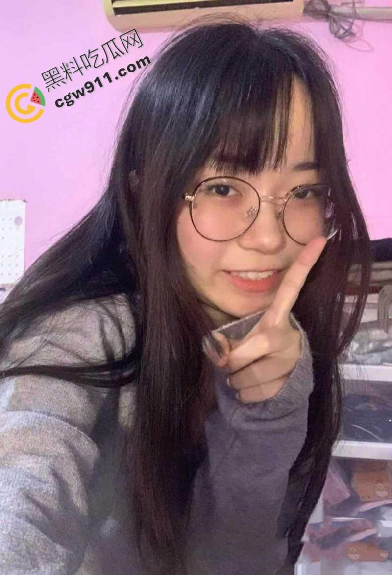 南京师范大学清纯眼镜妹【王嘉茹】淫荡自拍大公开，骚穴特写，口交深喉，尺度之大，直呼过瘾！