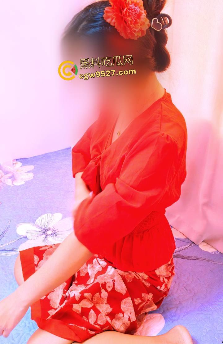 海角相依为命的母子，妈妈穿新娘装诱惑儿子，骑乘吞噬儿子的鸡巴，爽到不想拔出，实则早已灵魂出窍！