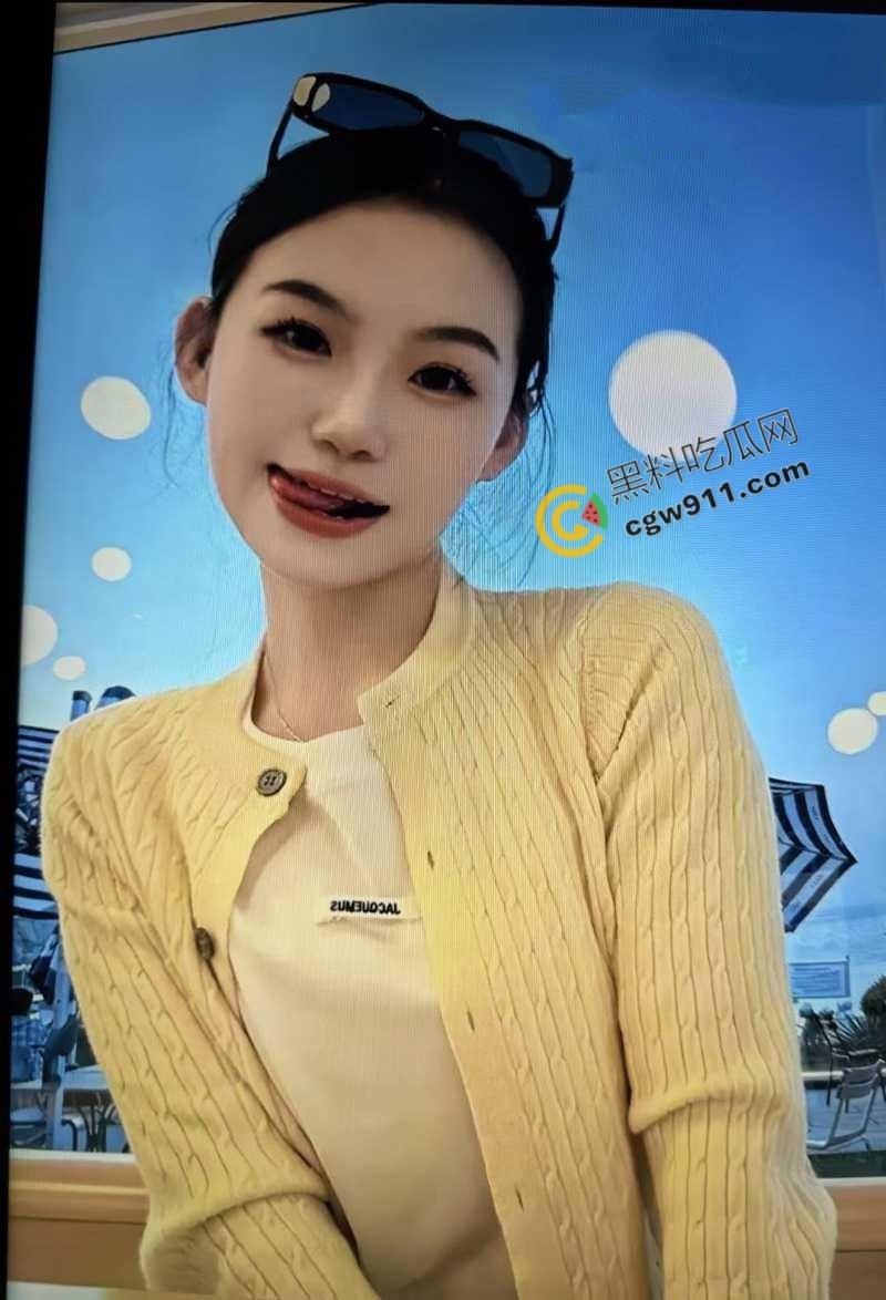 北京女神级美女【刘诗芸】惨遭渣男虐待：脚趾嘬吸，舔屌吸肛，大奶子惨遭掌掴，全程露脸被凌虐爆操