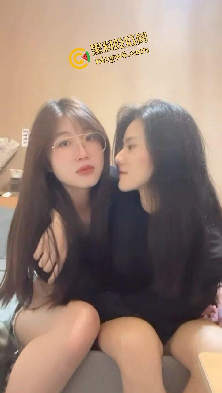 四川成都反差骚鸡女同le『胡胡晓晓』饥渴间互相舔逼激情!欠操模样超淫荡!原创独家流出!-1