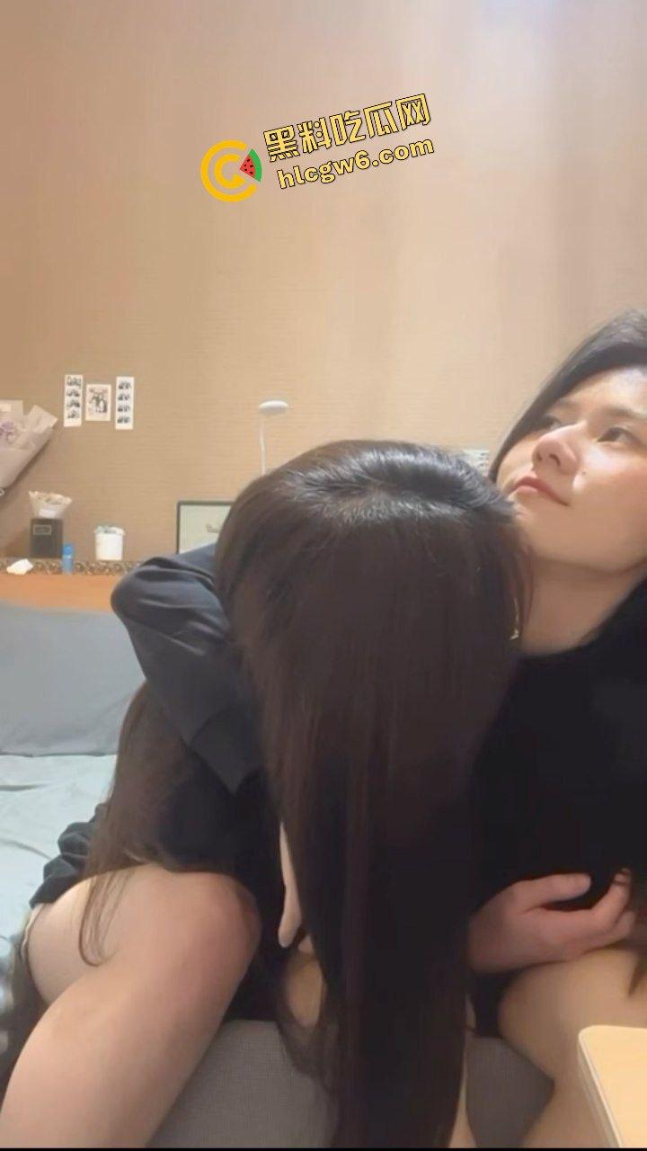 四川成都反差骚鸡女同le『胡胡晓晓』饥渴间互相舔逼激情!欠操模样超淫荡!原创独家流出!-2