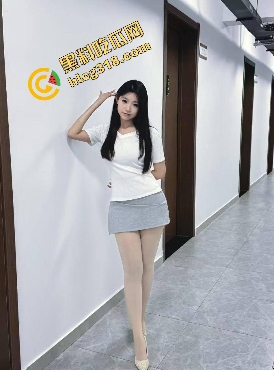 极品炮友太离谱，后入时边操边和闺蜜视频闲聊，还问你们都戴套吗？能不能射里面？骚话根本停不下来！