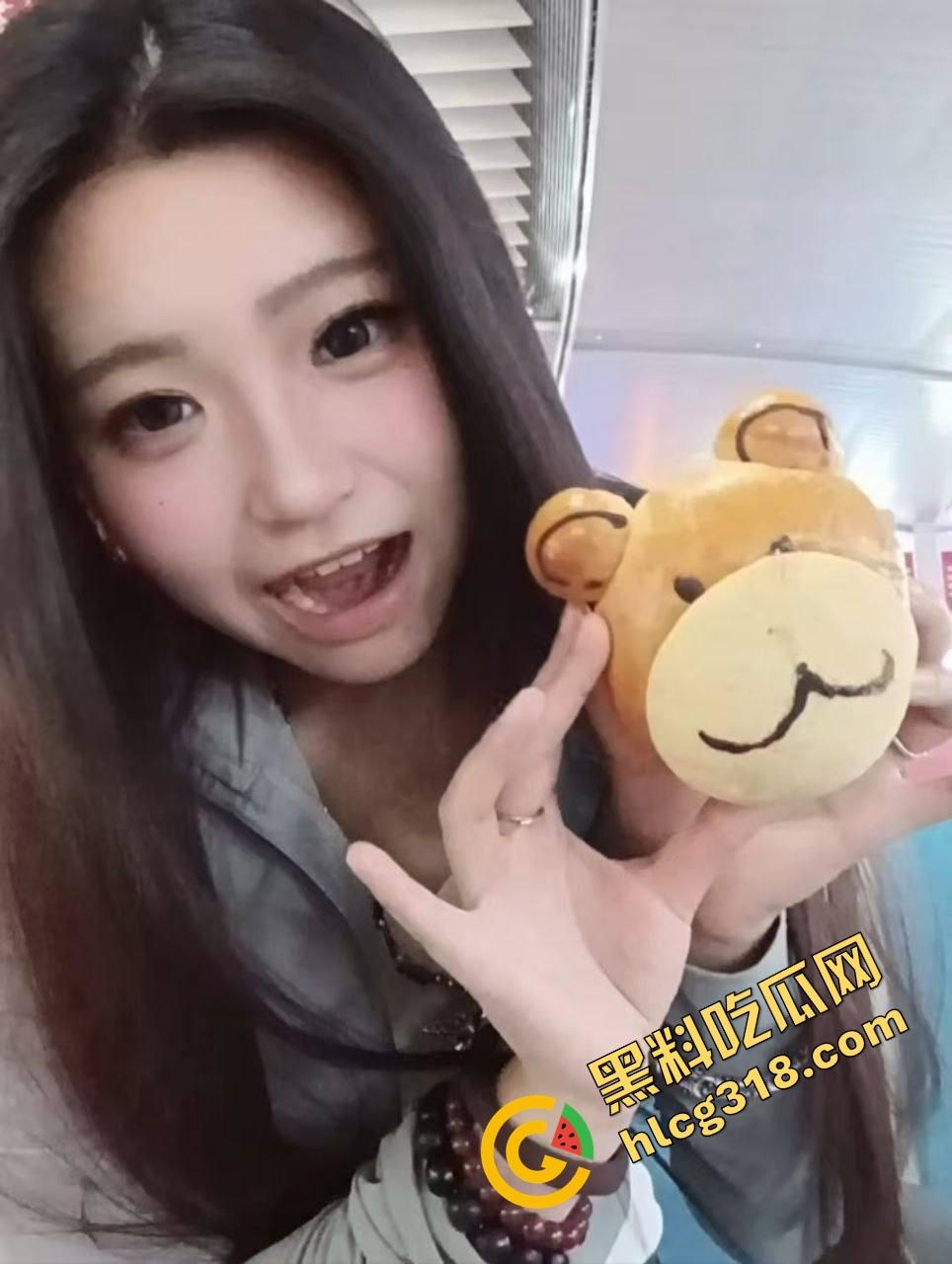 极品炮友太离谱,后入时边操边和闺蜜视频闲聊,还问你们都戴套吗?能不能射里面?骚话根本停不下来!-3