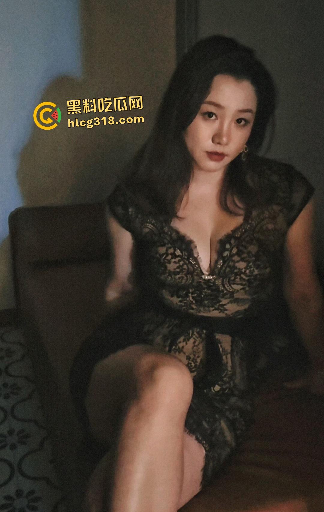 善良的小嫂子穿着丝袜在院子里晒太阳，被小弟拉倒屋内猛插内射，  做爱动静大还被隔壁大妈发现！