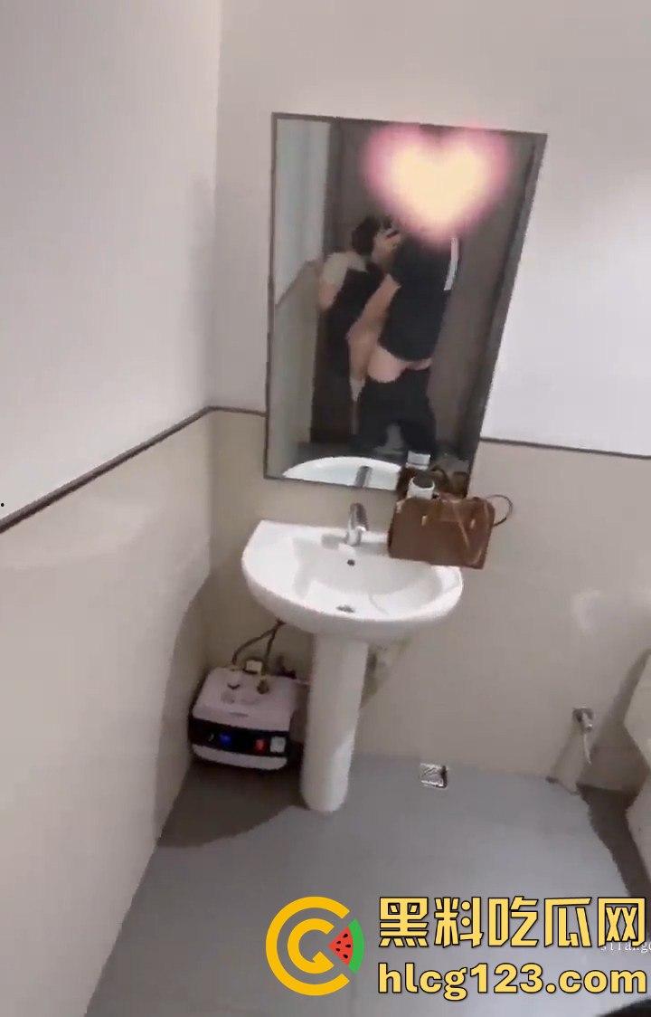 商场试衣间和卫生间上演武汉激情野战!小骚货死忍不叫,情侣打野炮爽翻天!-12