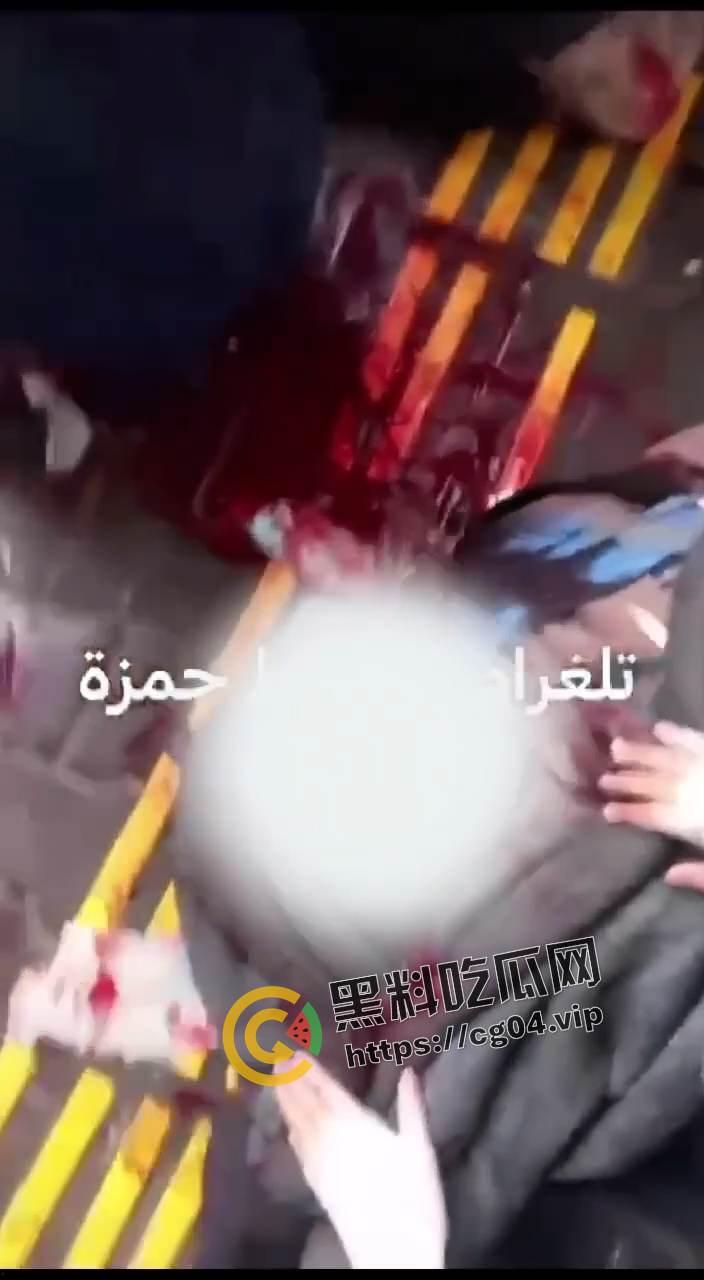 现场画面！血流成河 以色列轰炸加沙南部驻留有大量难民的学校  造成大量伤亡 尸体堆积如山 遍地鲜血