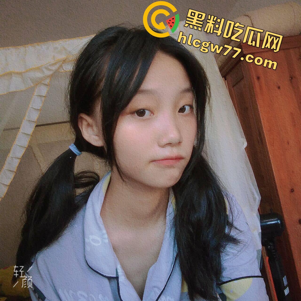 高三18岁【吴昕政】宿舍自拍破处！铅笔开荤戳逼，捏奶拍脚秀-3