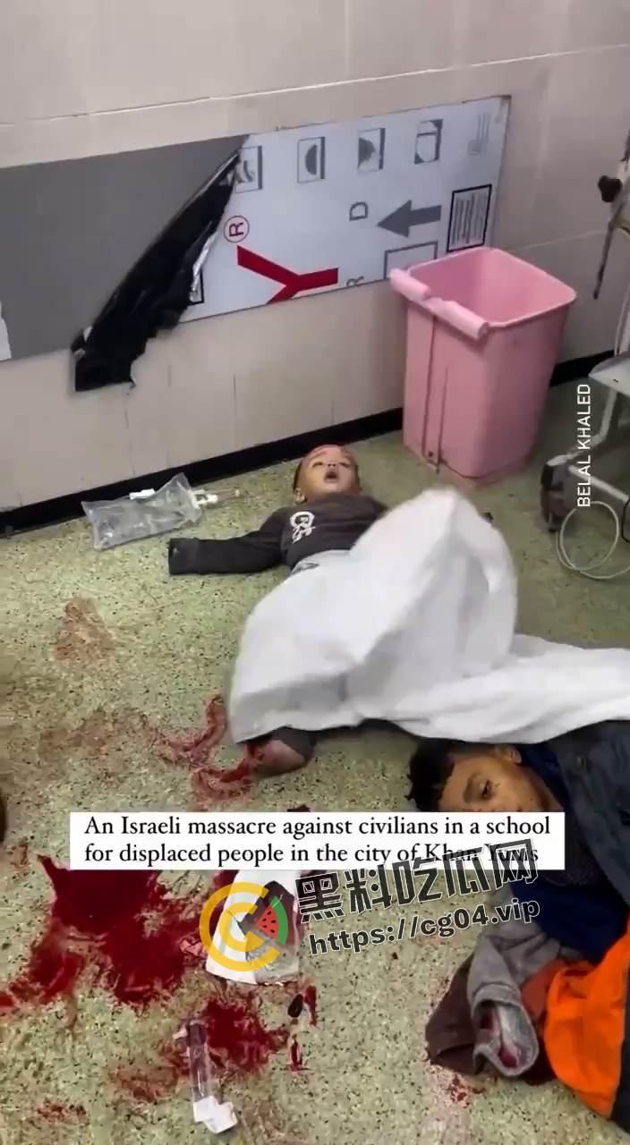 现场画面!血流成河 以色列轰炸加沙南部驻留有大量难民的学校 造成大量伤亡 尸体堆积如山 遍地鲜血-3