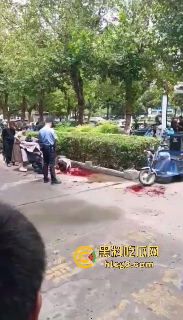 女人惹的祸!河南永城一光头男子被黑衣男子持刀刺伤致死-1