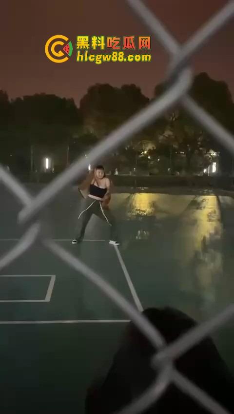 广州暨南大学篮球场场惊现大奶学妹热舞，吊带扛不住巨乳狂甩，一甩一甩直接当场甩出来！