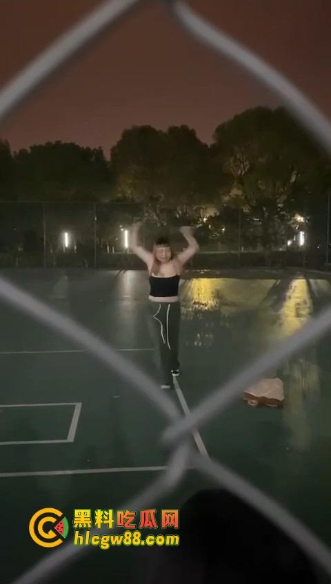 广州暨南大学篮球场场惊现大奶学妹热舞,吊带扛不住巨乳狂甩,一甩一甩直接当场甩出来!-9