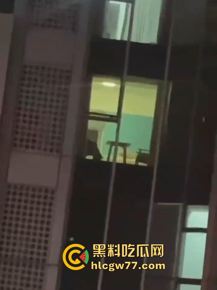 日照安泰国际广场大瓜!情侣做爱不拉窗帘被上千人围观 事后有吃瓜群众直接敲门提醒 现场视频火爆抖音!-6