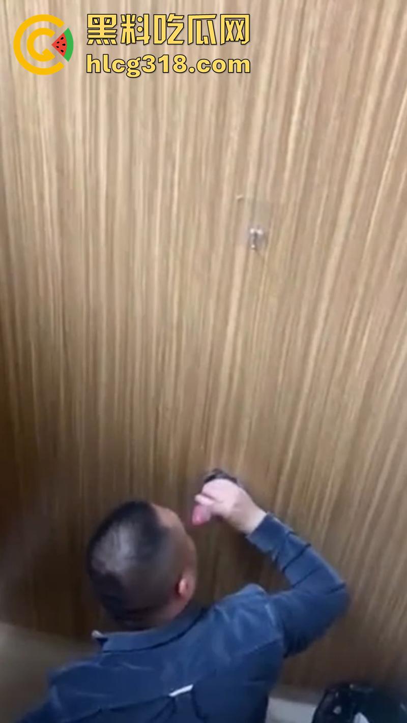 成都男同墙洞吃鸡,约炮见屌不见人,深入鸟洞疯狂吮吸,也不怕来个快乐牌刀片!-5