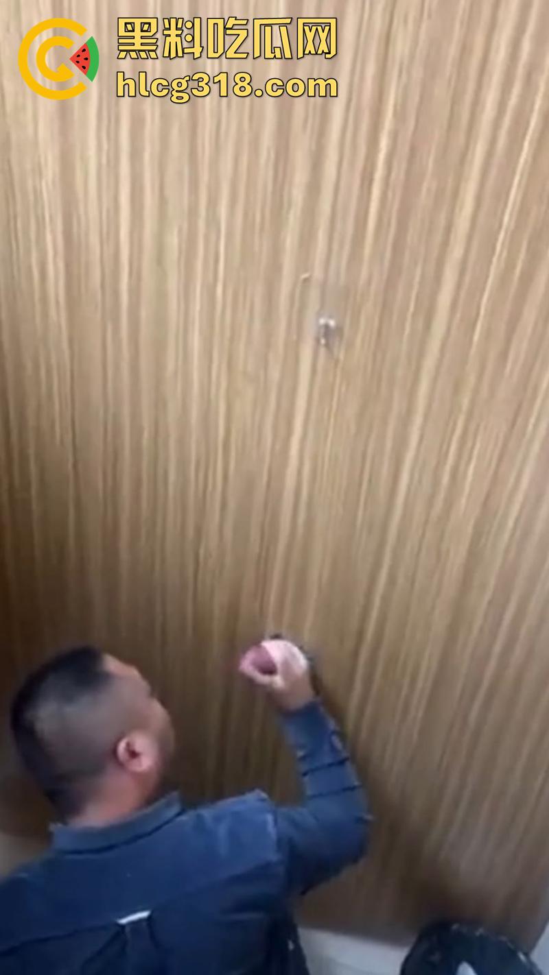 成都男同墙洞吃鸡,约炮见屌不见人,深入鸟洞疯狂吮吸,也不怕来个快乐牌刀片!-6