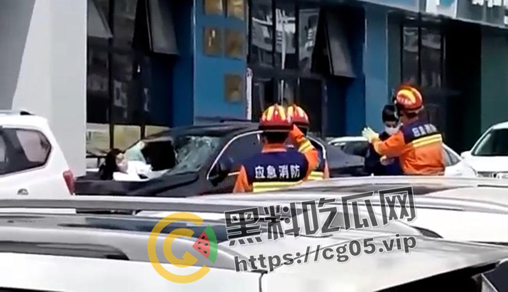 坦克坠楼!三百斤猪猪女孩12楼跳下 车都砸坏了人没死 事后检查仅骨折-3