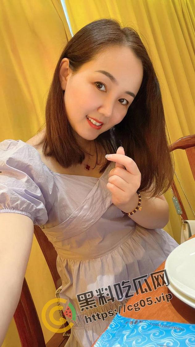 低配版战鹰!青岛珠宝售货员【郑敏】背着老公酒店1v4 还录下做爱视频发给闺蜜老公 反差婊界的抽象大师-4