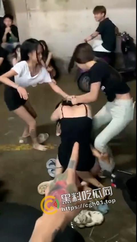 普宁精神小妹大战现场 扯头发 扇脸 朝着逼飞踢 场面堪比复仇者联盟-8