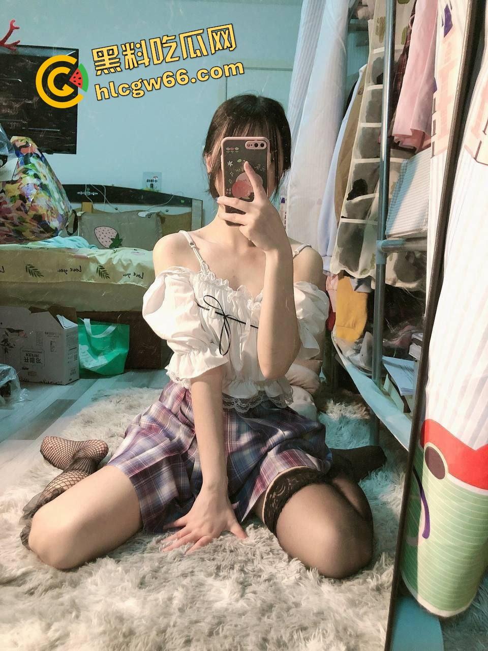 粉丝约炮分享心得,西安骚货『袁珊』调教大三妹到主动跪舔的母狗,口交插穴全程求粗暴干!-5