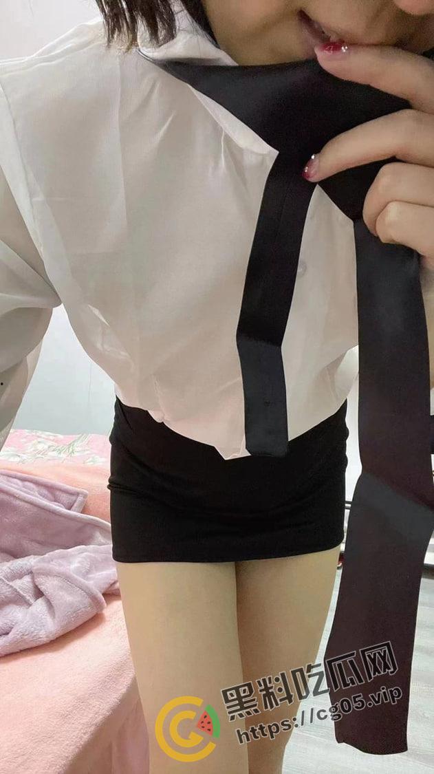 低配版战鹰!青岛珠宝售货员【郑敏】背着老公酒店1v4 还录下做爱视频发给闺蜜老公 反差婊界的抽象大师-14