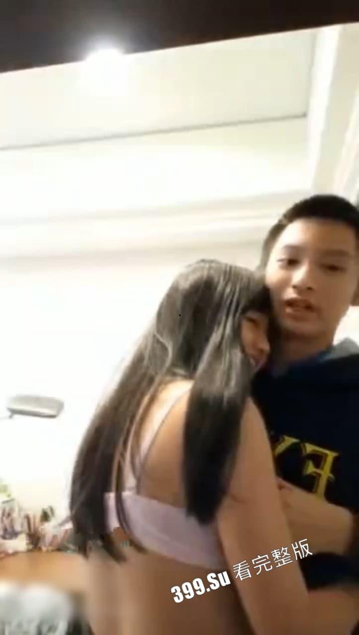 有点过于真实!性瘾发作的妹妹 缠着亲哥发骚 哥哥疯狂上下其手挑逗萝莉妹妹 这么可爱的妹妹谁不爱?-1