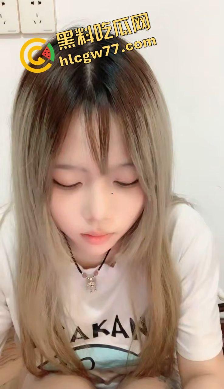 精神小妹直播翻车！清纯萝莉大奶变反差婊，自慰口交被学长后入！-2