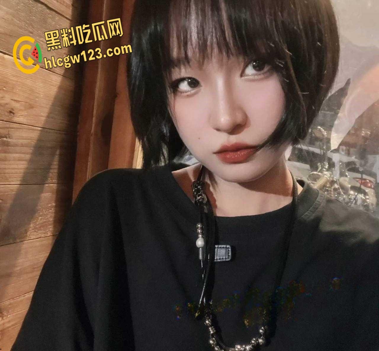 武汉政法大学学生妹【周芸芸】，大学期间与视频被男友出卖，酒店开房破处叫声真大 ！