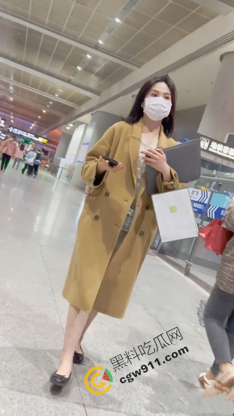 清纯少妇真空逛街,裙下春光乍现,丰满胸器若隐若现,湿润美穴引人遐想,性感曲线魅惑无限-2