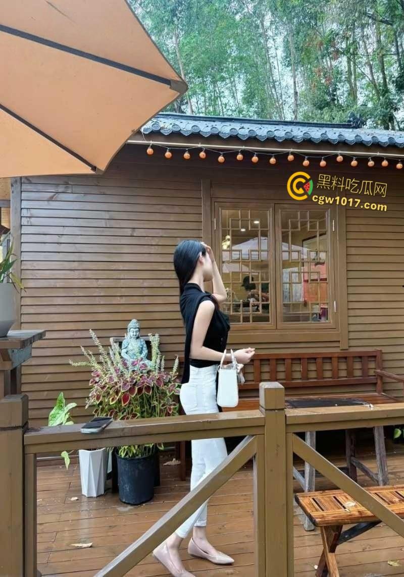 北京人妻【张霓裳】被金主调教爆操,美乳晃荡如水波荡漾,深喉口交骑乘后入,任金主肆意玩弄!-4