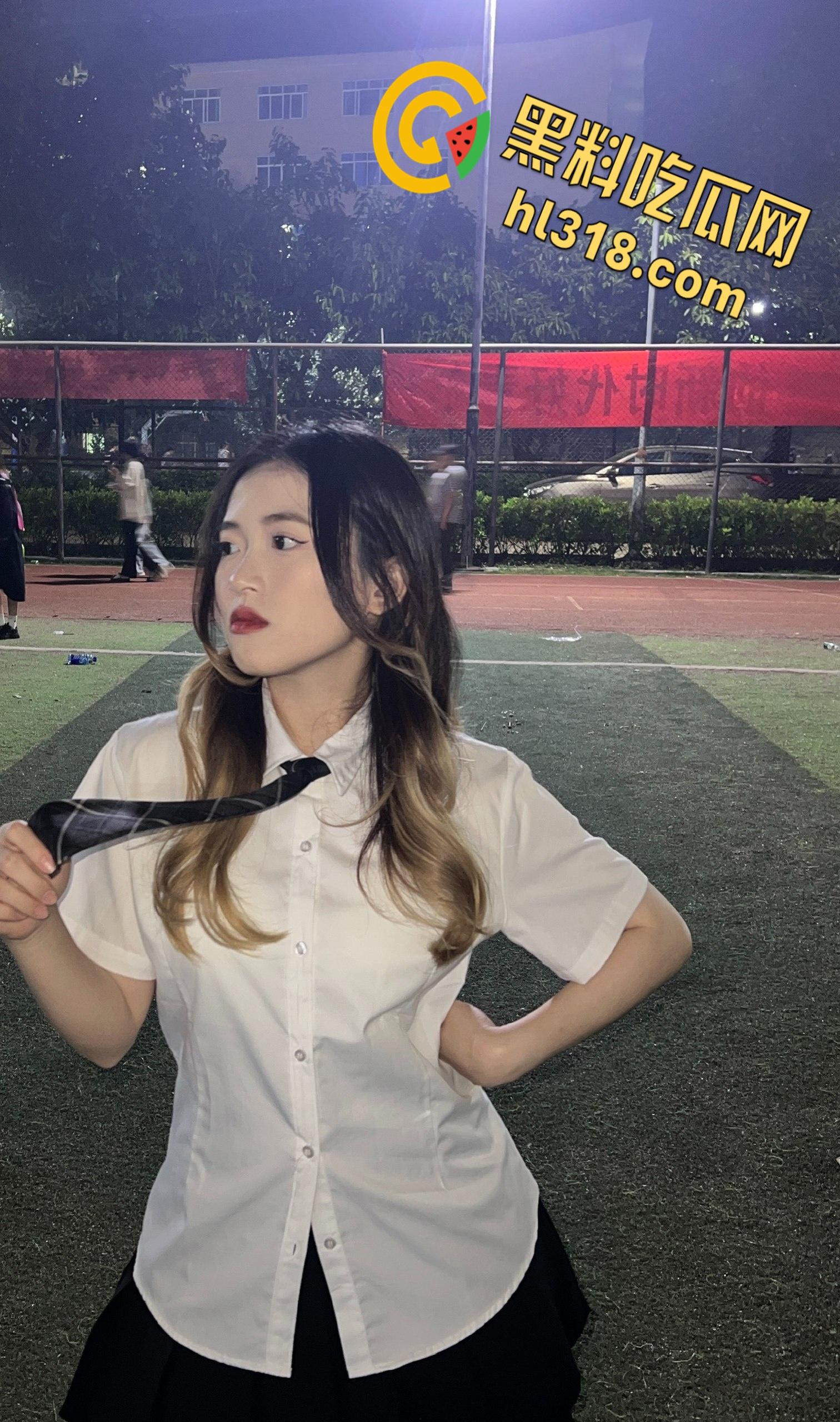 青岛清纯护士【何小笙】,对镜后入疯狂打桩,黑丝眼镜母狗床上淫水横流,自拍被操表情真淫荡 !-2