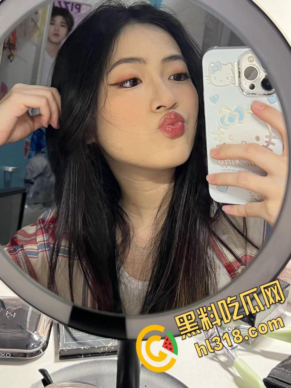 青岛清纯护士【何小笙】,对镜后入疯狂打桩,黑丝眼镜母狗床上淫水横流,自拍被操表情真淫荡 !-5