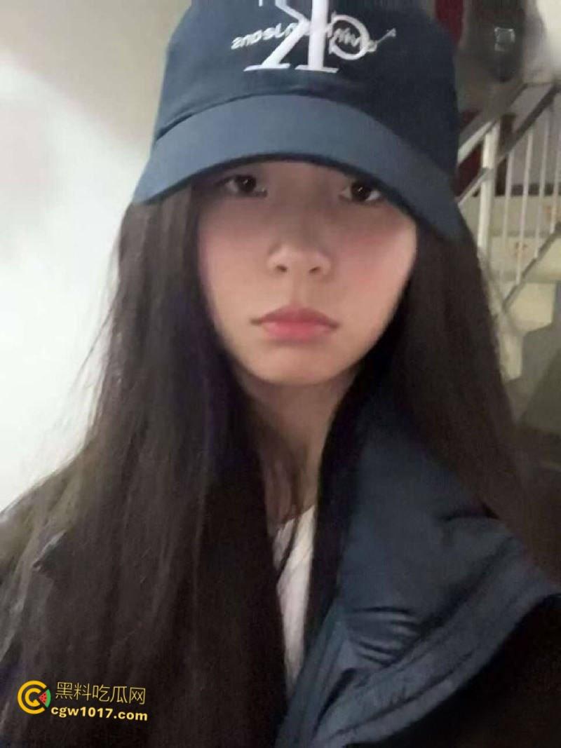 富二代约炮大神【fkabuto】,约炮荆州甜妹,极品反差妹出轨男友,穿着白色吊带被扛腿猛草,露脸深喉爽到揉奶!-2